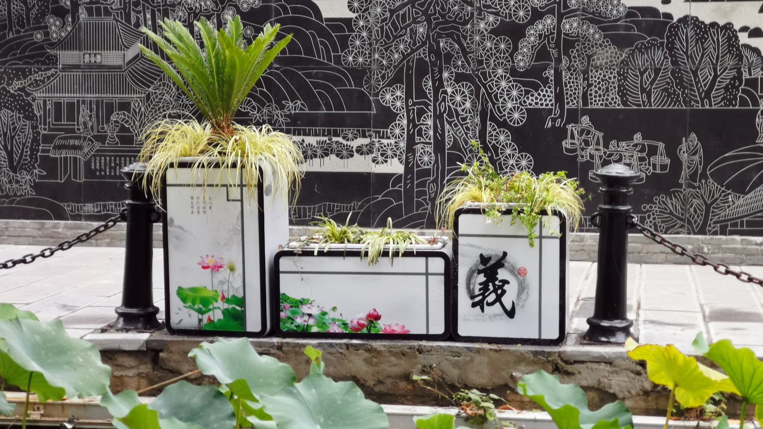 哪种花箱更适合户外使用？