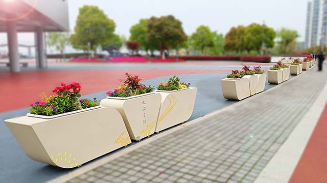 公园出入口处景观隔离组合花箱