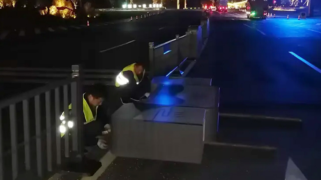 探秘！庐江道路花箱护栏深夜施工现场的奇妙夜晚！