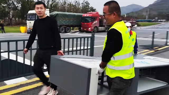 探秘！庐江道路花箱护栏深夜施工现场的奇妙夜晚！