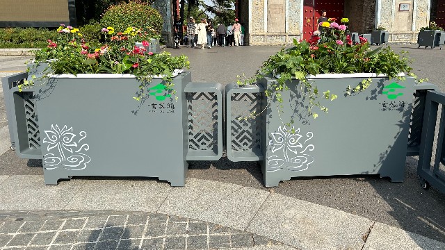 宁夏希尔顿欢朋酒店门口安装朗汀移动花箱护栏，落客区一步入画