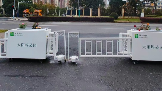 中央隔离护栏怎么选？市政道路护栏的 “实用 + 长效” 适配指南