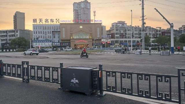 安徽马鞍山中央隔离花箱护栏案例