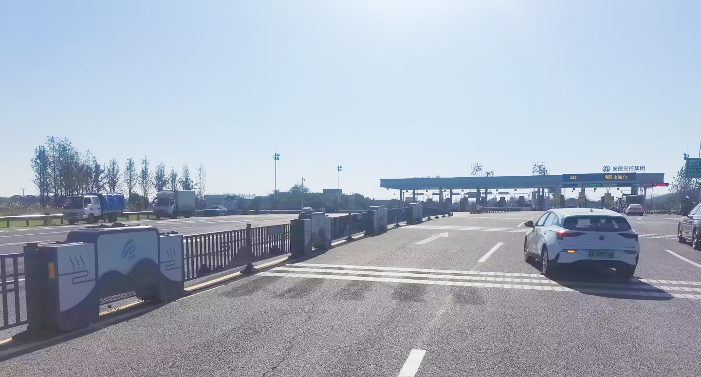 合肥庐江高速出入口花箱护栏案例