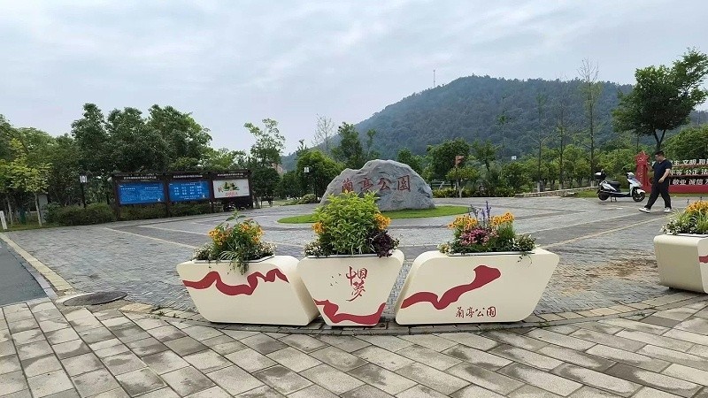 户外花箱用什么材质好？PVC、铝合金、不锈钢 3 大热门对比一目了然