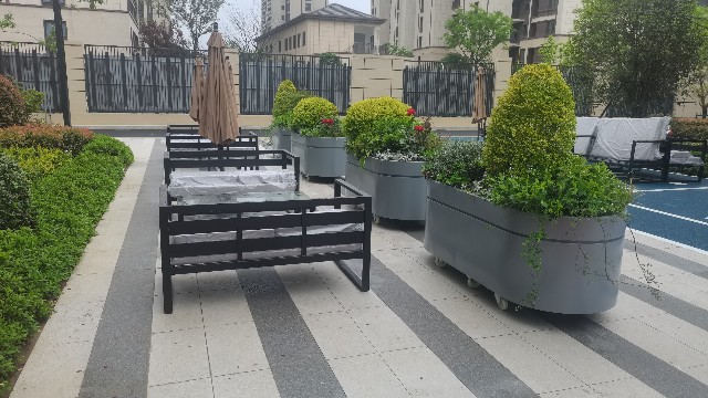 合肥小区人行道景观隔离花箱案例