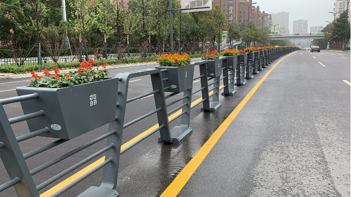 为何道路隔离花箱需要嵌入套盆？详解绿化升级方案